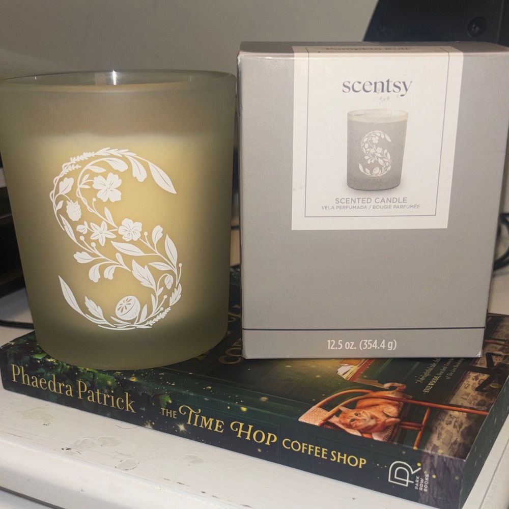 Scentsy Frosted Glass Candle with Floral Design Pumpkin Roll Scent